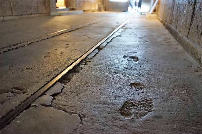 北一硝子 三番館の床に、当時の人がつけた足跡