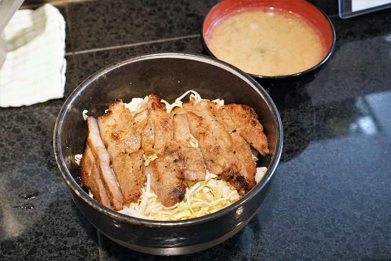 札幌味噌豚丼きんちゃんの味噌豚丼肩ロース肉と味噌汁がテーブルに置かれている