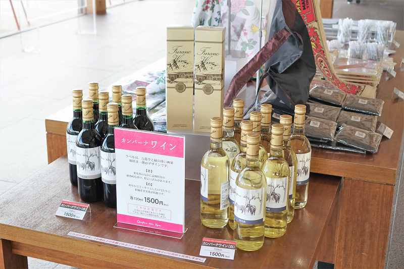 六花亭のカンパーナワインが台に陳列されている