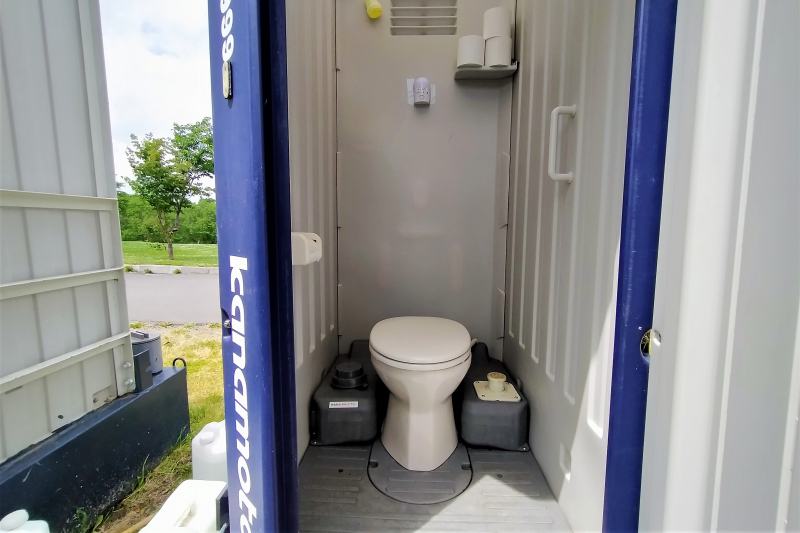 皆楽公園キャンプ場の簡易トイレ