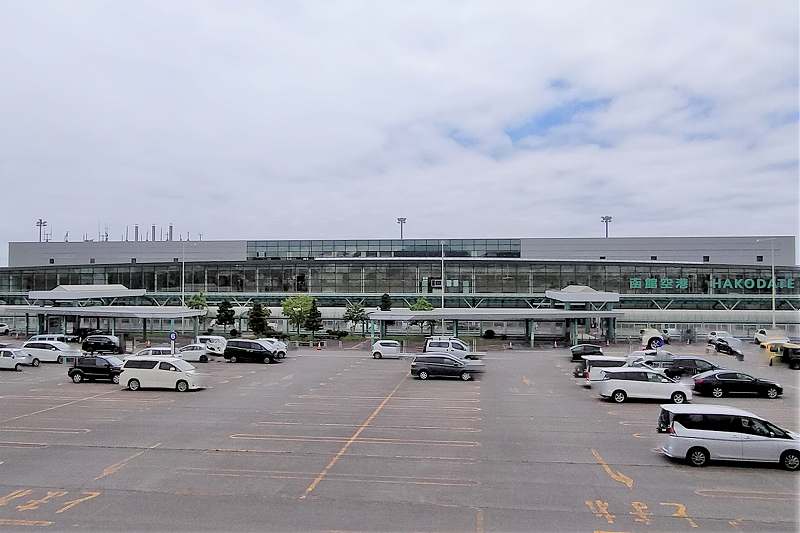 函館空港の外観と駐車場の様子