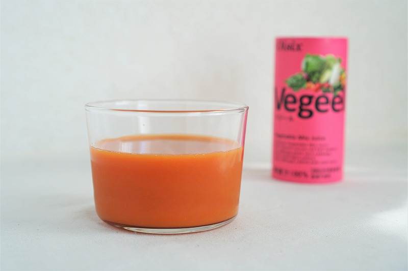 オイシックスのオリジナル野菜ジュース「Vegeel（ベジール）」が、テーブルに置かれている