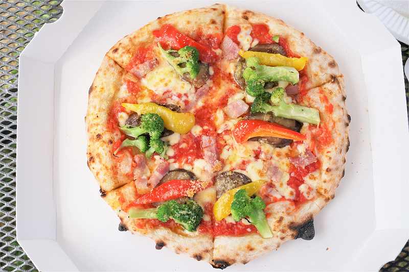レークヒルファームの夏野菜のピザがテーブルに置かれている