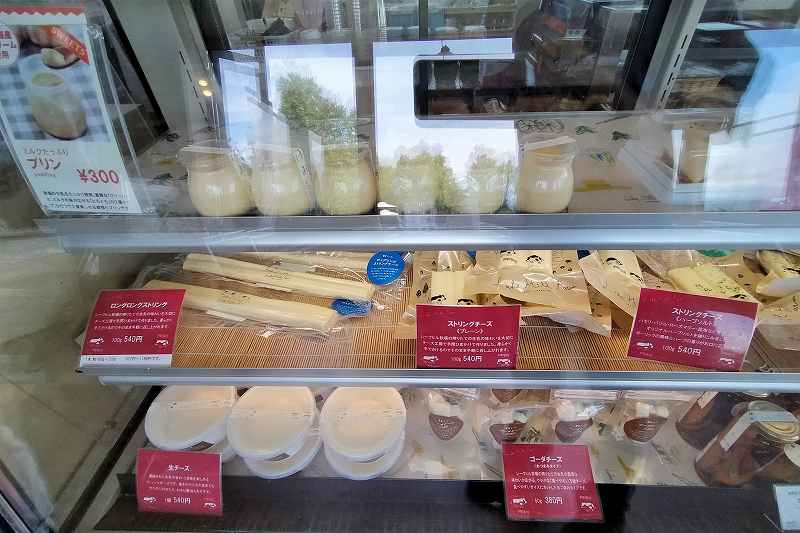 プリンやチーズがガラスケースの中に並べられている