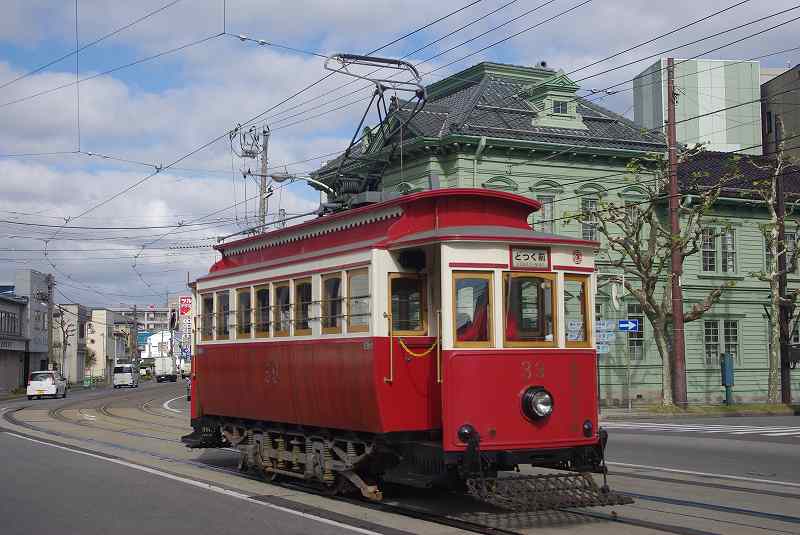 函館市内を走るハイカラ電車