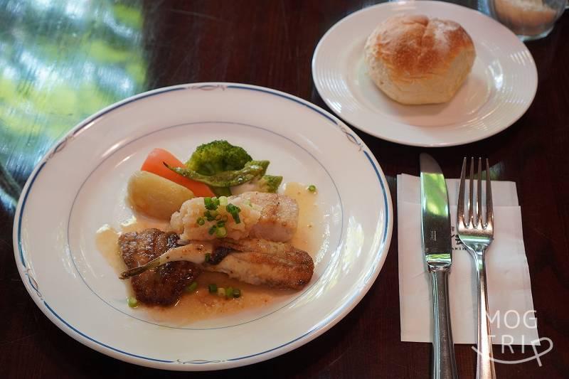 洋食屋 マンジャーレ TAKINAMIの本日のお魚のランチがテーブルに置かれている