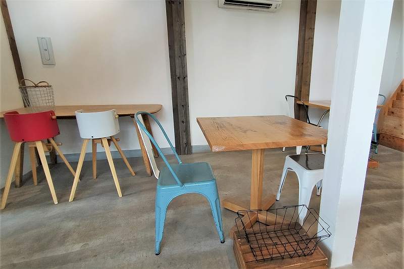 カラフルなイスが配置された「SHIRO CAFE」のテーブル席