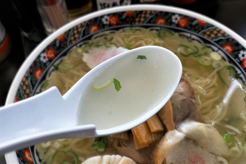 函館麺厨房の塩ラーメンのスープ