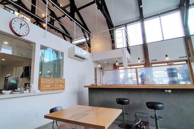 白と木目を基調としたクリーンな雰囲気の「SHIRO CAFE」内観