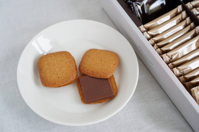 チョコサンドクッキーがテーブルに置かれている