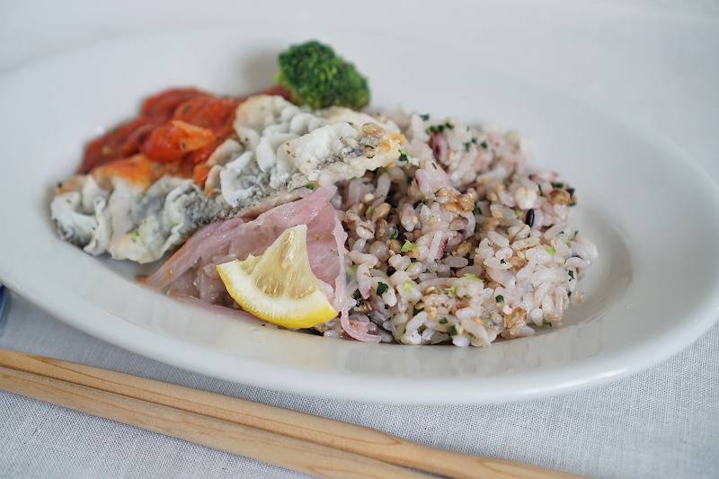 雑穀米ごはんと魚のおかずがテーブルに置かれている