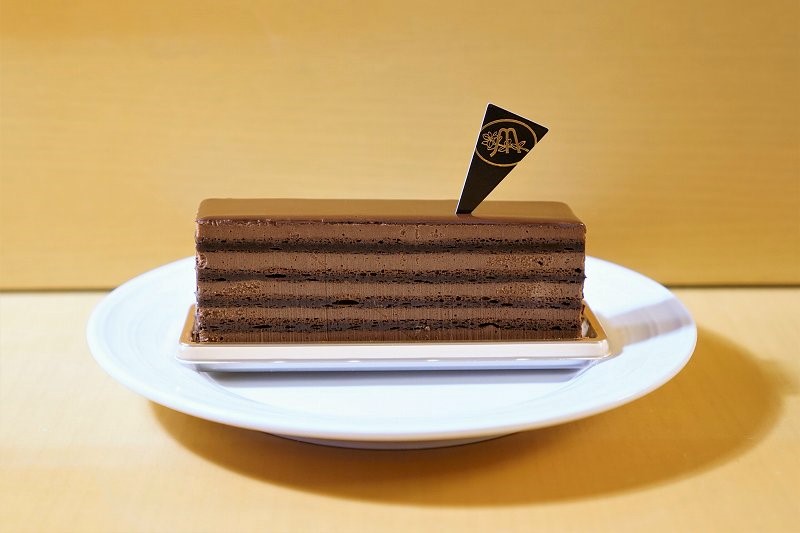 ショコラティエマサールのチョコレートケーキがテーブルに置かれている