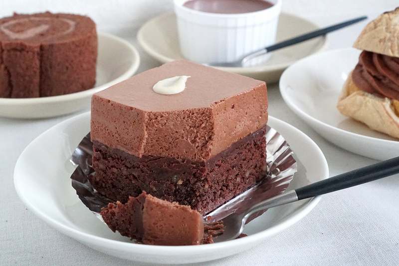チョコレートのケーキやプリンなどがテーブルに置かれている