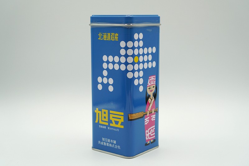 共成製菓の「旭豆 スタンド缶 50g×3袋（税込972円）」がテーブルに置かれている
