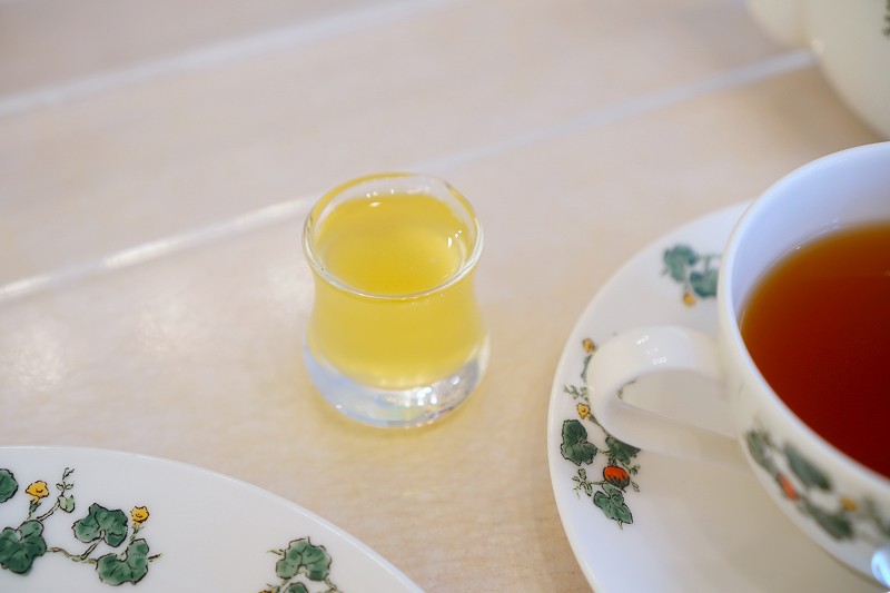 オレンジティーのシロップがテーブルに置かれている