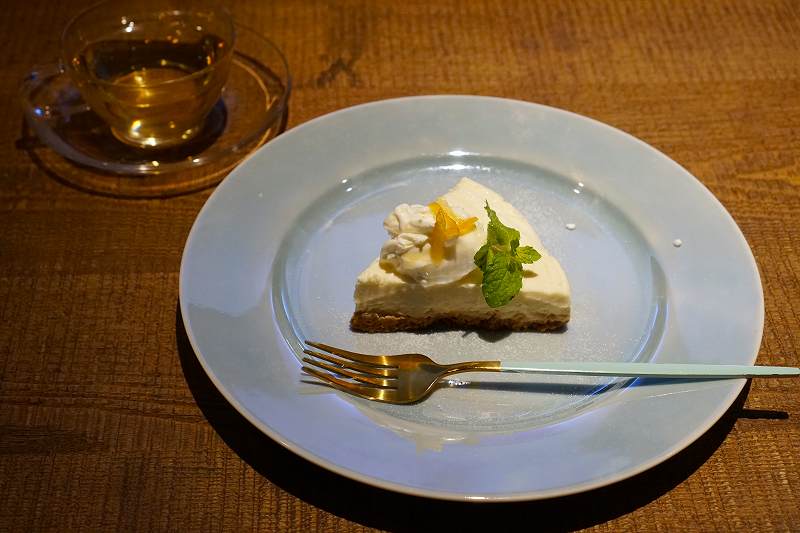 ブンカフェーの「自家製 柚子レアチーズケーキ（税込600円）」がテーブルに置かれている