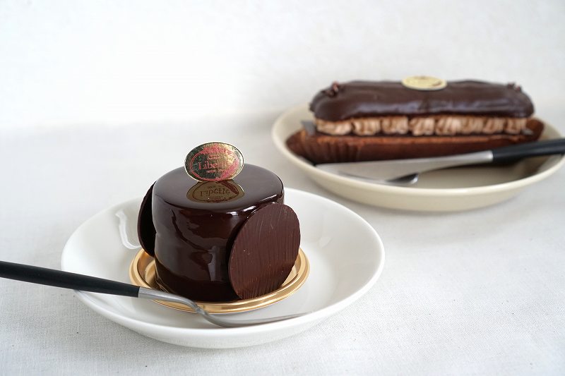 リベルテのチョコレートケーキとエクレアがテーブルに置かれている