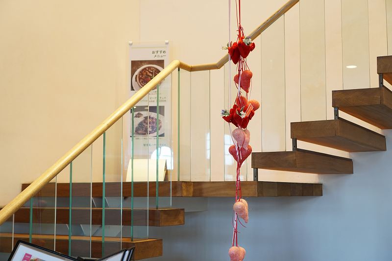 バレンタインのハートの装飾が飾られた六花亭 福住店の内観