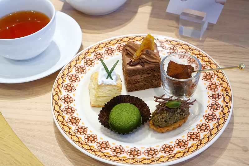 チョコレートケーキや抹茶の生チョコレート、スコーンがテーブルに置かれている