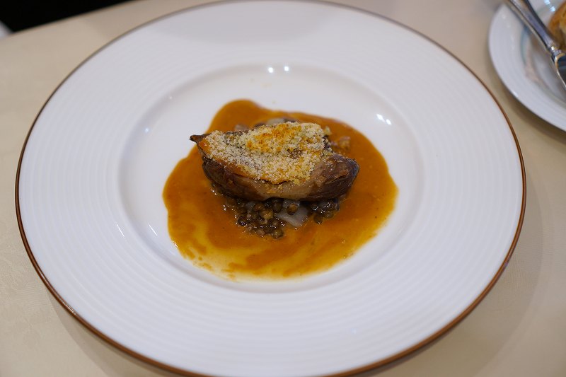 【肉料理】鴨もも肉のディアブル風 レンズ豆の煮込み添えがテーブルに置かれている