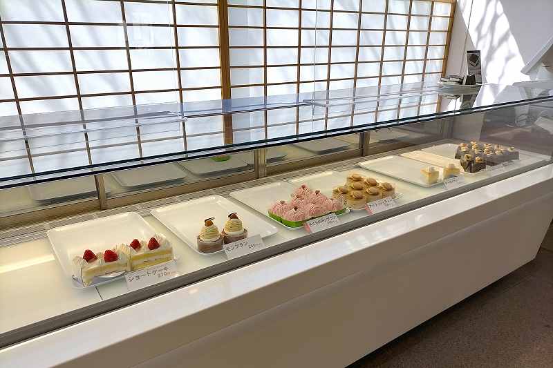六花亭 円山店のケーキのショーケース