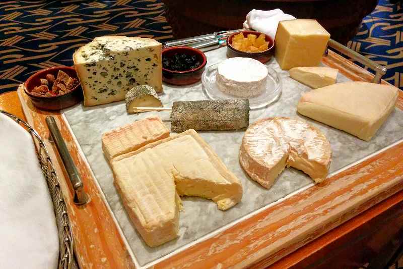 北海道とフランスのチーズがワゴンの上に乗せられている