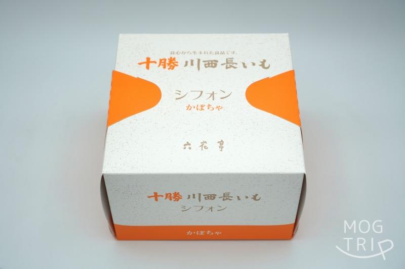 十勝川西長いもシフォン かぼちゃの箱がテーブルに置かれている