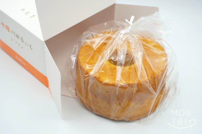 十勝川西長いもシフォン かぼちゃを箱から出している様子