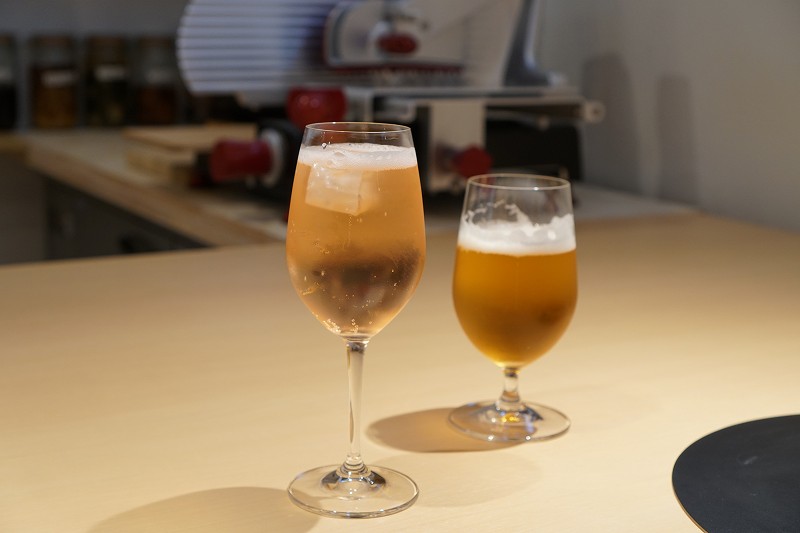 「果実ソーダ（写真左）」と「ノンアルコールビール（写真右）」がテーブルに置かれている