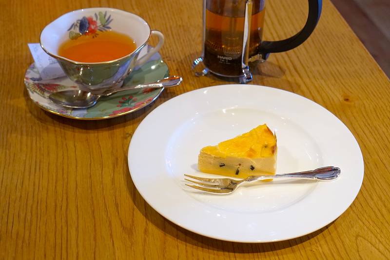 グランパの「タレッジオ」のチーズケーキとベーシック紅茶「ヌワラエリア」がテーブルに置かれている