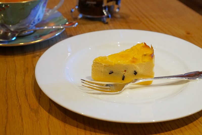 グランパのチーズケーキ「タレッジオ」がテーブルに置かれている