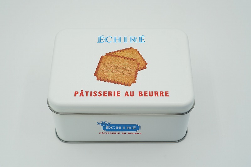 「Petit Beurre ÉCHIRÉ（プティブール・エシレ）20枚入 税込3996円」の缶がテーブルに置かれている