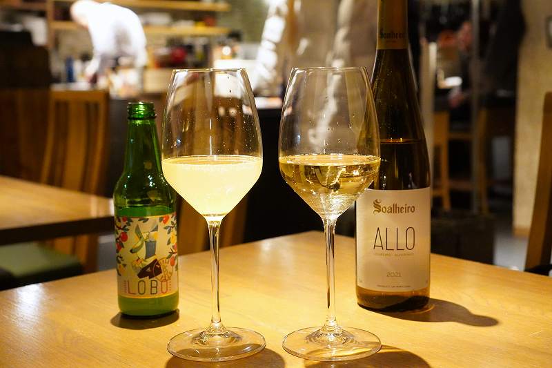 グラスに注がれた「アップル＆ペア シードル（左）」と「おすすめ白ワイン（右）」がテーブルに置かれている