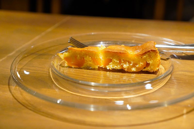 「アーモンドケーキと金柑のコンポート」がテーブルに置かれている