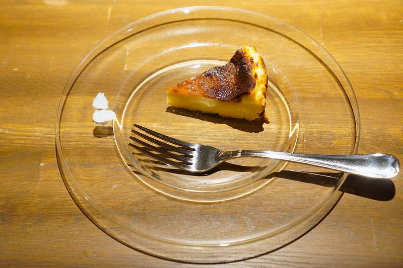 「バスクチーズケーキ（税込550円）」がテーブルに置かれている