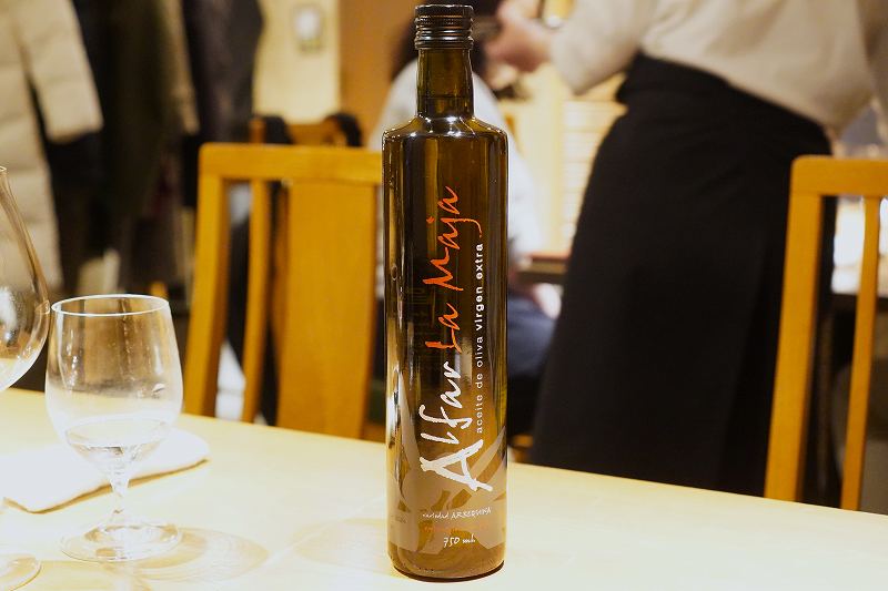 スペイン産 エクストラヴァージンオリーブオイルの瓶がテーブルに置かれている