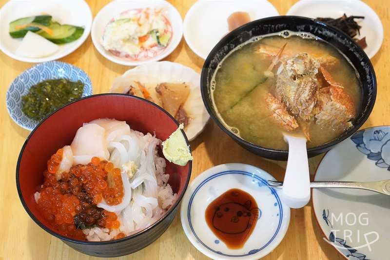 函館朝市「茶夢」Aセットの海鮮丼と毛ガニ味噌汁