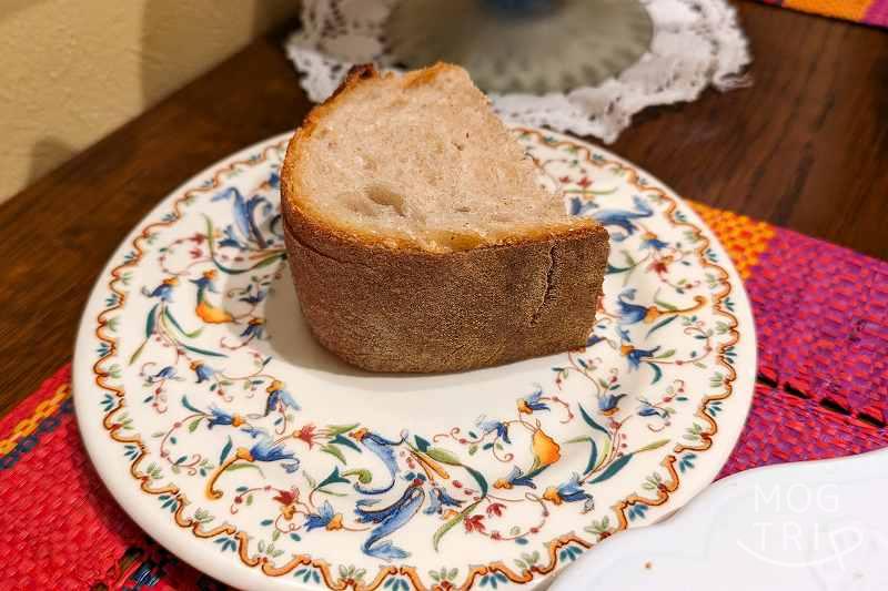 フランス料理店mondo（モンド）のパンがテーブルに置かれている