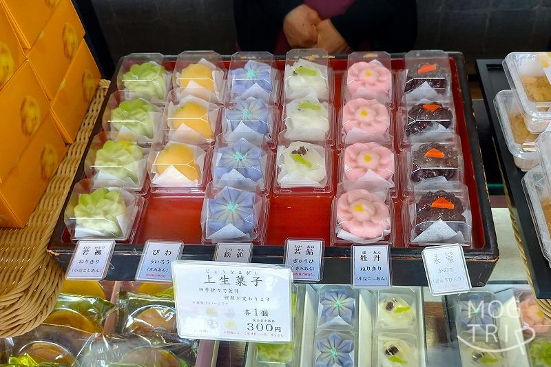 千秋庵総本家の2023年6月の「上生菓子」6種類がガラスケースの上に置かれている