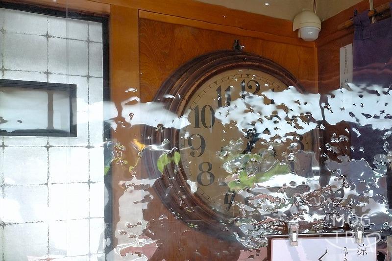 函館にある千秋庵総本家 宝来町本店の店内に古い掛け時計が飾られている様子