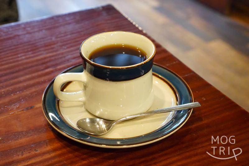 「珈琲亭ちろる」のコーヒーがテーブルに置かれている