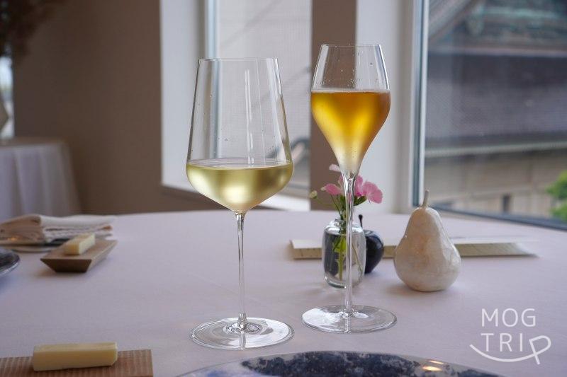 白ワインとノンアルコールスパークリングワインがテーブルに置かれている