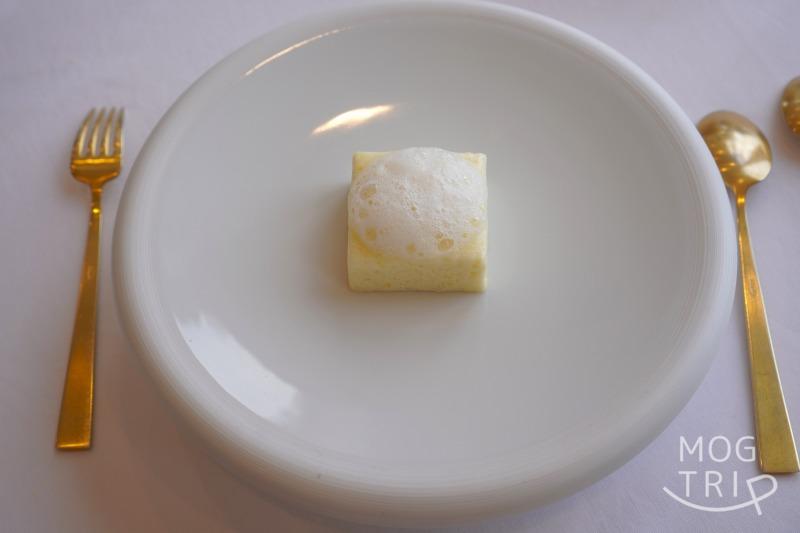 ホワイトチョコレートのムースがテーブルに置かれている