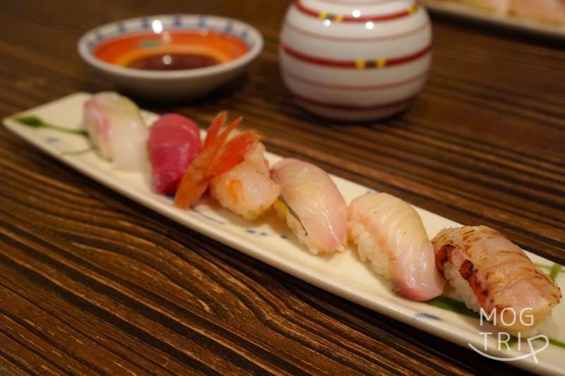 旭川「鮨みなと」の「寿司6貫」がテーブルに置かれている