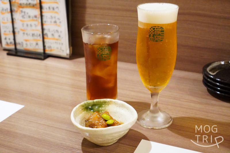 和菜酒房おりべのビールとウーロン茶がテーブルに置かれている