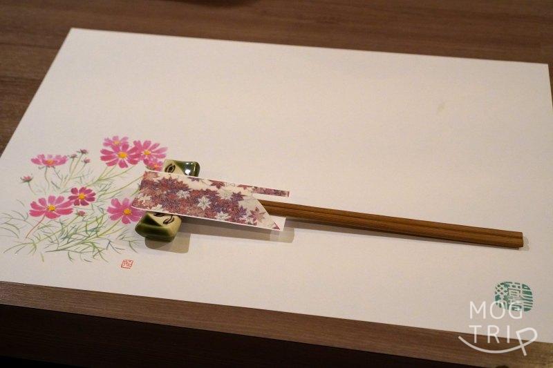 和菜酒房おりべのテーブルに箸などが置かれている