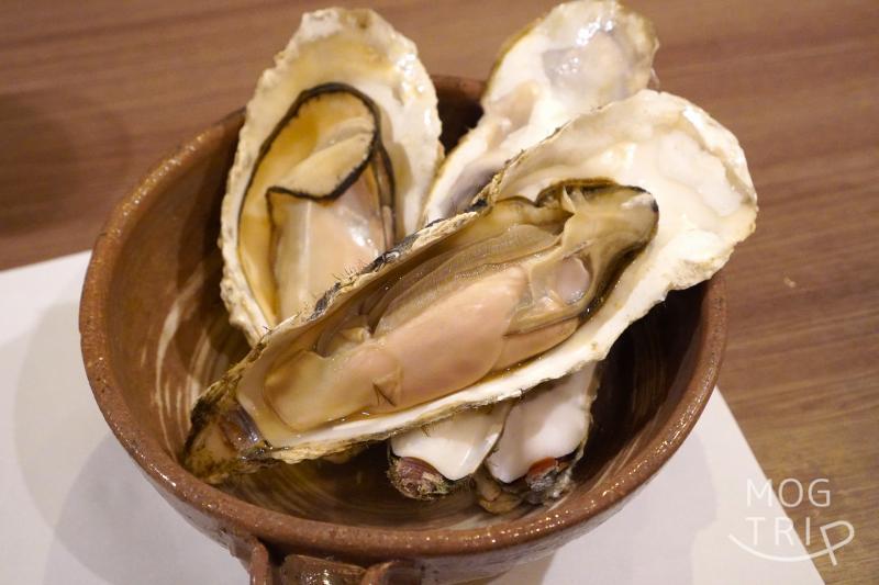 和菜酒房おりべの牡蠣 の酒蒸しがテーブルに置かれている