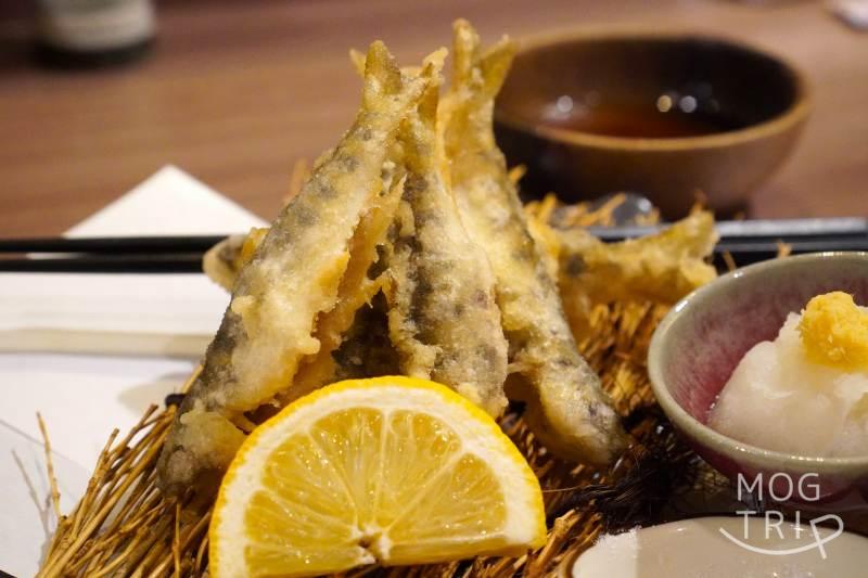 和菜酒房おりべのやまべの天ぷらがテーブルに置かれている