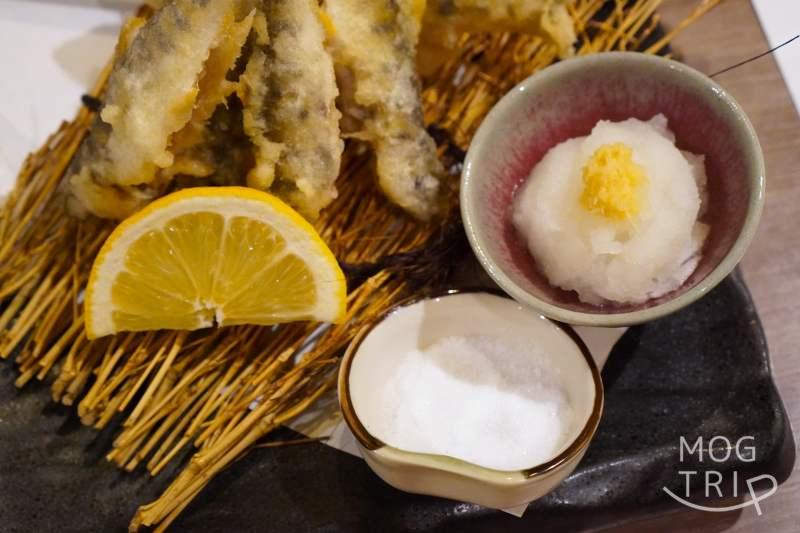 和菜酒房おりべのやまべの天ぷらがテーブルに置かれている