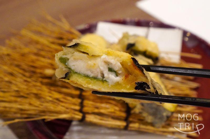 和菜酒房おりべの平目の茄子はさみ揚げを箸で持ち上げている様子